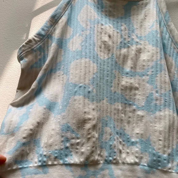 Fabletics - Cloud Print High Neck Crop Top - Picture 4 of 7